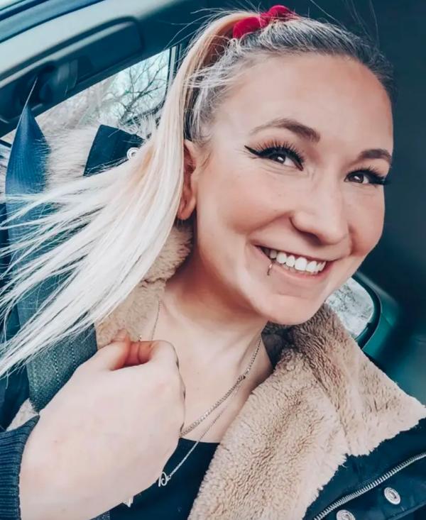 Người phụ nữ đính hôn với tù nhân chỉ sau 3 tiếng gặp mặt-2