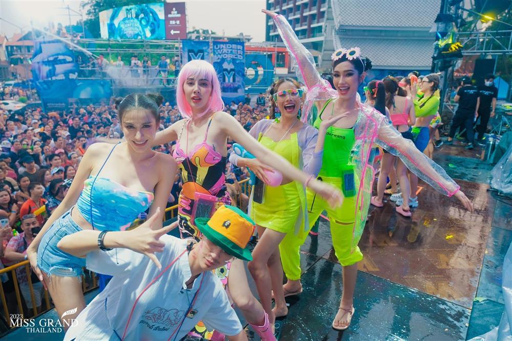 Thí sinh Hoa hậu Hòa bình Thái Lan mặc hở dự lễ hội té nước-1