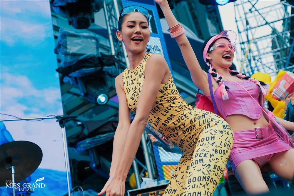 Thí sinh Hoa hậu Hòa bình Thái Lan mặc hở dự lễ hội té nước-4