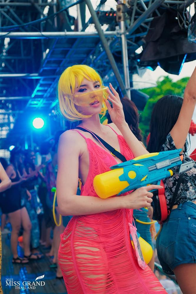 Thí sinh Hoa hậu Hòa bình Thái Lan mặc hở dự lễ hội té nước-6