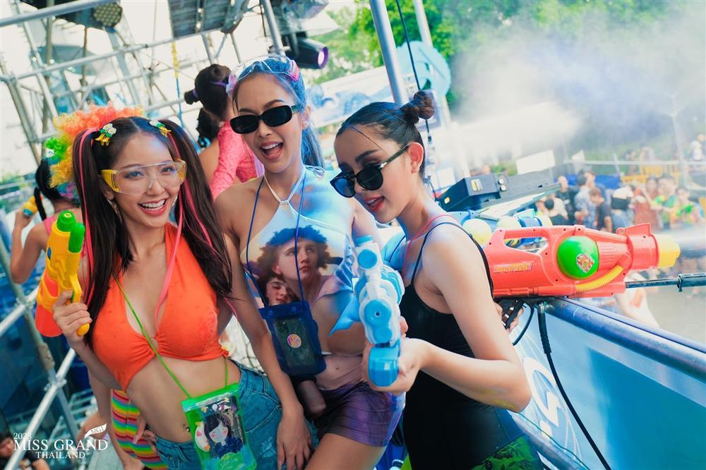 Thí sinh Hoa hậu Hòa bình Thái Lan mặc hở dự lễ hội té nước-9