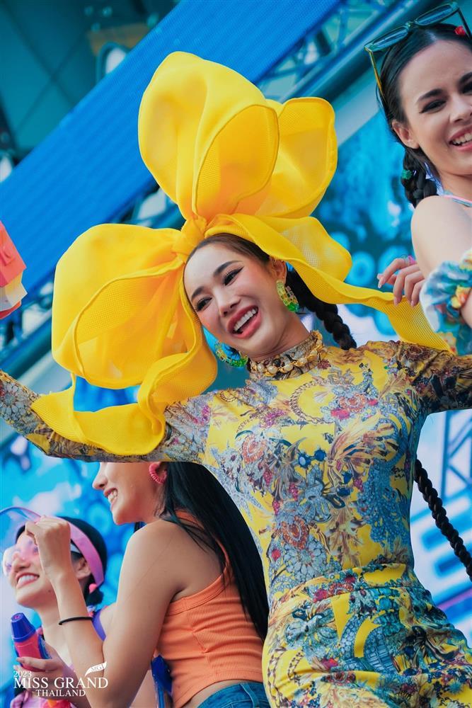 Thí sinh Hoa hậu Hòa bình Thái Lan mặc hở dự lễ hội té nước-10