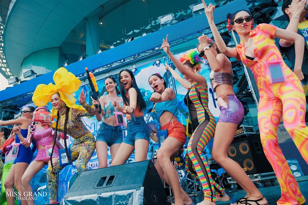 Thí sinh Hoa hậu Hòa bình Thái Lan mặc hở dự lễ hội té nước-12