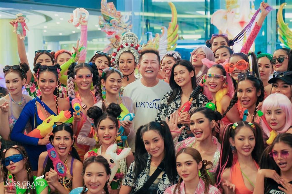 Thí sinh Hoa hậu Hòa bình Thái Lan mặc hở dự lễ hội té nước-13