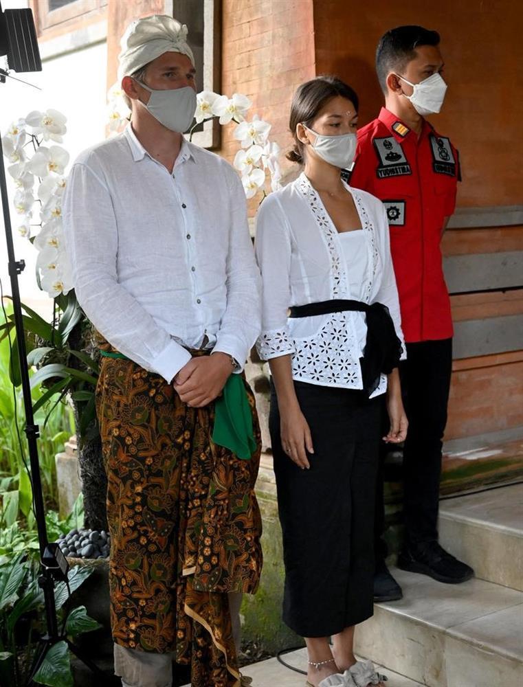 Chụp ảnh khỏa thân cạnh cây thiêng 700 tuổi, du khách bị trục xuất khỏi Bali-2