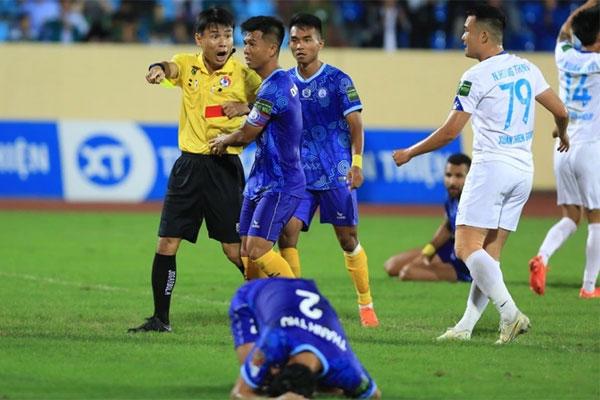 Trọng tài nội mắc sai sót, VFF mời vua áo đen ngoại điều hành V-League-1