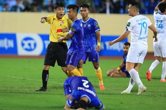 Trọng tài nội mắc sai sót, VFF mời 'vua áo đen' ngoại điều hành V-League