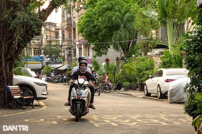 Giới trẻ đổ xô đến nhà hoa giấy gây sốt, chủ nhà ở TPHCM kêu cứu-5