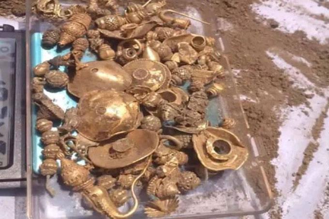 Anh chàng bất ngờ tìm thấy số vàng nặng 2kg khi dọn nhà-2