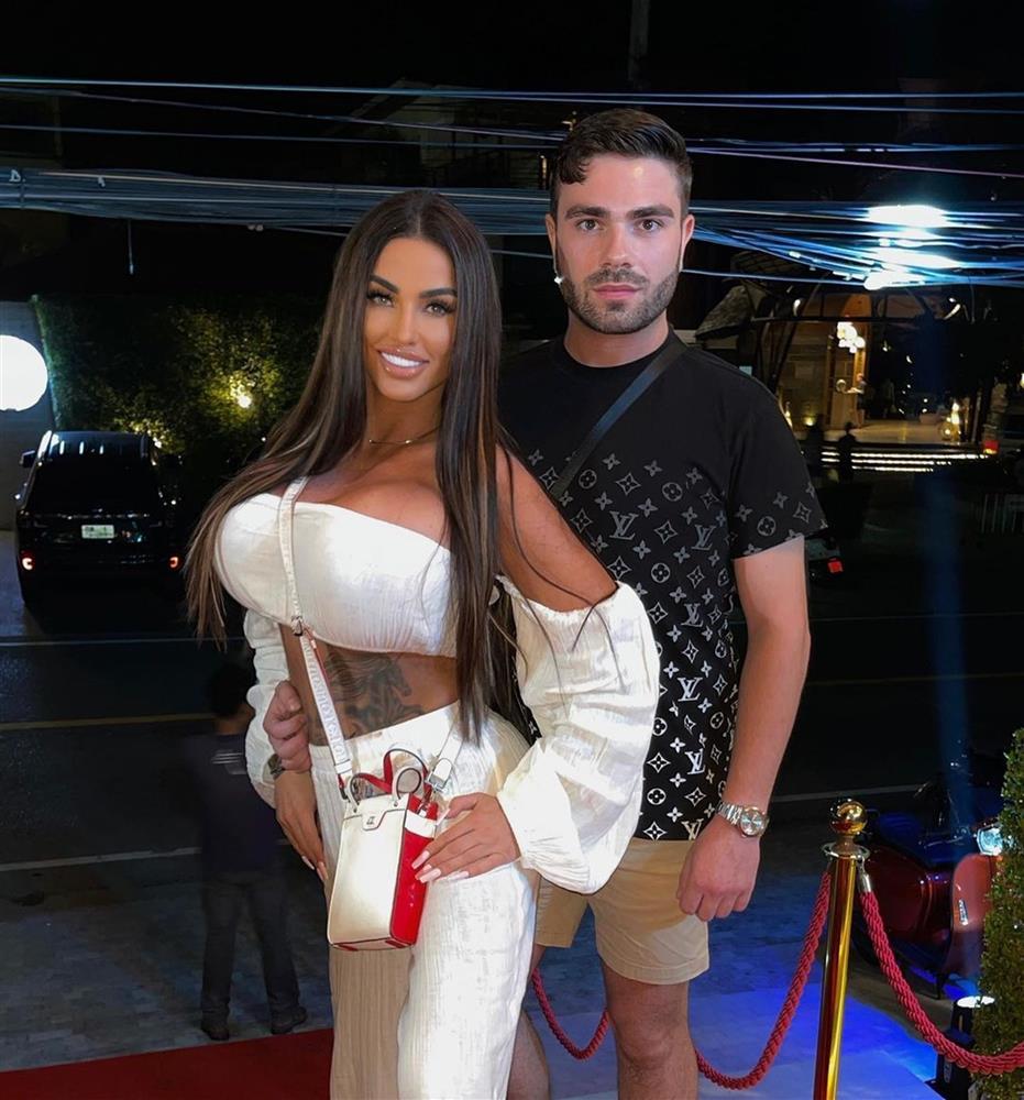 Mỹ nhân nước Anh đối mặt nhiều nguy cơ sau 16 lần tu sửa vòng 1-11