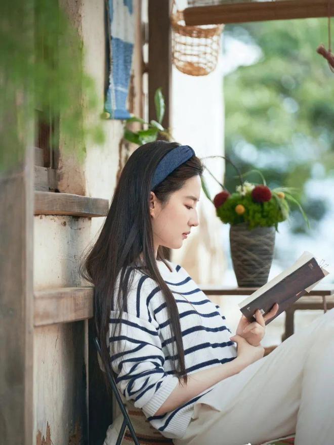 Đam mê đọc sách ít người biết của ‘thần tiên tỷ tỷ’ Lưu Diệc Phi-1