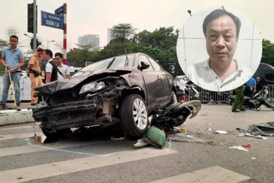 Khởi tố, bắt tạm giam tài xế ô tô tông 17 xe máy ở Hà Nội