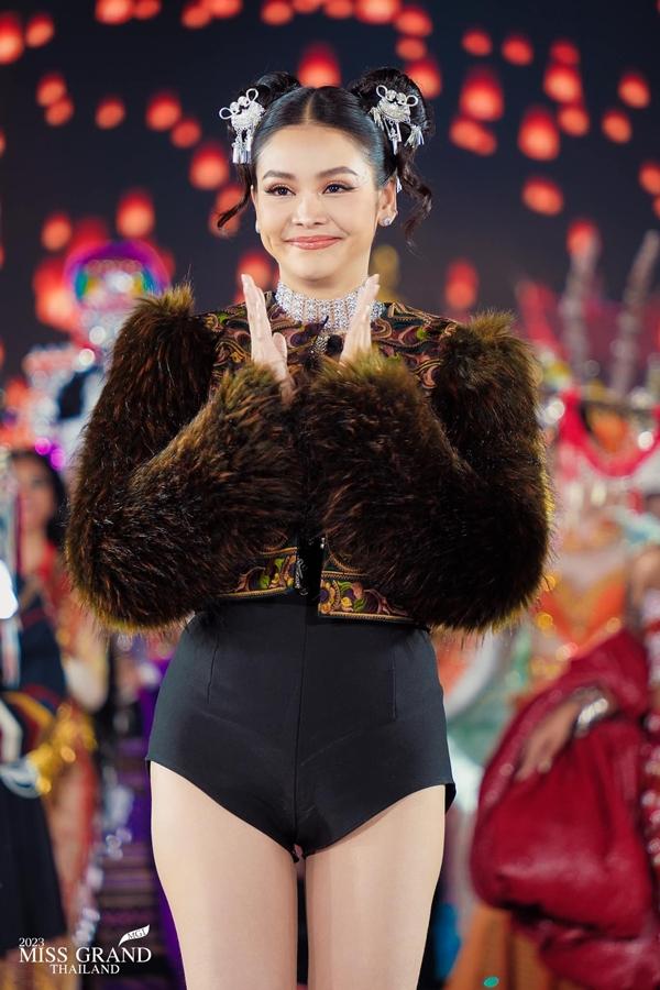 Trang phục dân tộc rùng rợn ở Hoa hậu Hòa bình Thái Lan-13