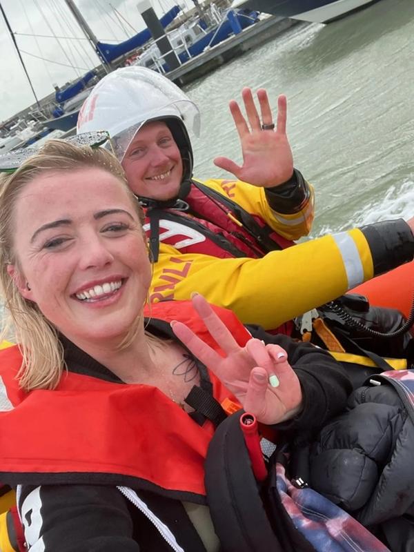 Nữ người mẫu suýt chết vì vào hang động chụp ảnh thoát y-2