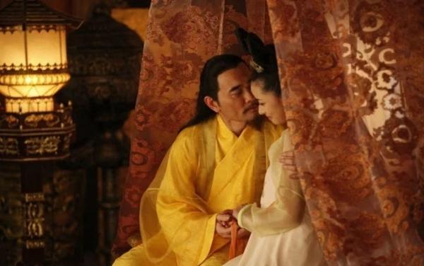 Phi tần xưa đeo nhẫn vàng, treo đèn lồng đỏ tháng 1 lần là có ý gì?-3