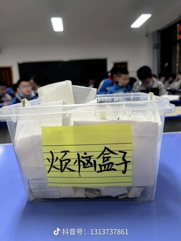 Chiếc hộp muộn phiền của học sinh Trung Quốc hé lộ điều đau lòng-1