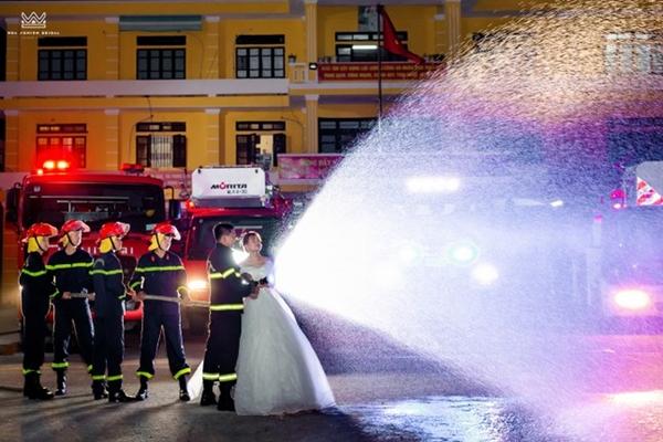 Bộ ảnh cưới độc đáo của chàng lính cứu hỏa-6