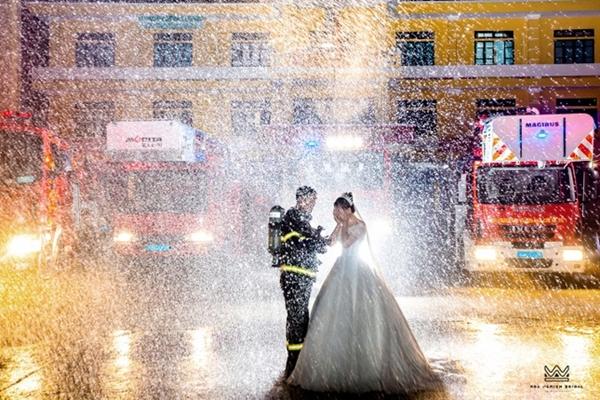 Bộ ảnh cưới độc đáo của chàng lính cứu hỏa-7