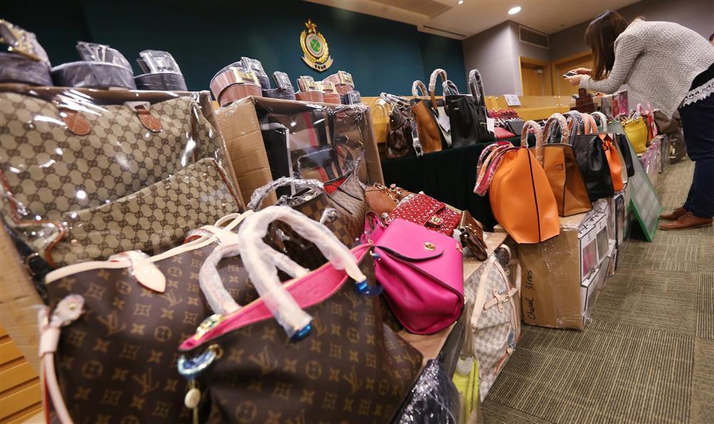 Cô gái tố bạn trai tặng toàn túi xách hàng nhái gây tranh cãi-1