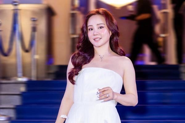 Vy Oanh rạng rỡ cùng chồng con trong tiệc sinh nhật con gái MC Vân Hugo-9