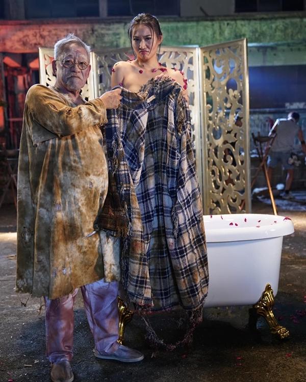 Hậu trường cảnh tắm lúc nửa đêm của Á hậu gợi cảm giữa ê-kíp toàn nam giới-3