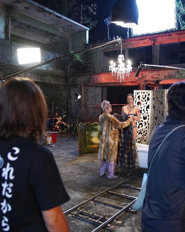 Hậu trường cảnh tắm lúc nửa đêm của Á hậu gợi cảm giữa ê-kíp toàn nam giới-4