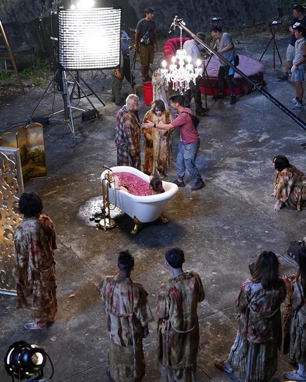 Hậu trường cảnh tắm lúc nửa đêm của Á hậu gợi cảm giữa ê-kíp toàn nam giới-5