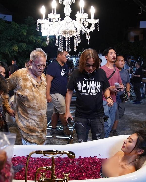 Hậu trường cảnh tắm lúc nửa đêm của Á hậu gợi cảm giữa ê-kíp toàn nam giới-6