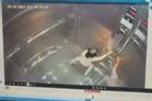 Bà cố gắng giải cứu cháu gái bị mắc kẹt trong thang máy ở Hà Nội