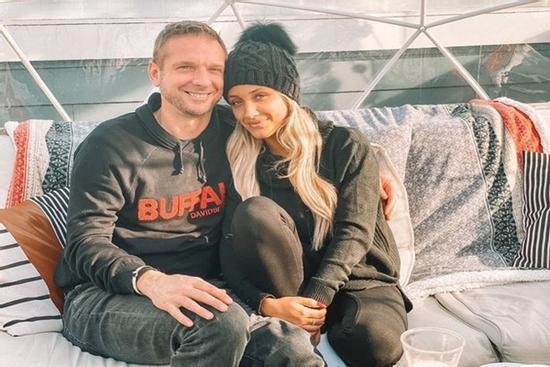 Đi trông trẻ, cô gái cưới luôn chủ nhà nhiều gấp đôi tuổi mình