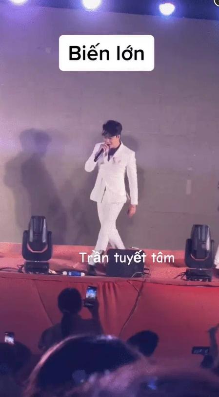 TiTi HKT bị màn hình led đè trúng người khi đang biểu diễn-1