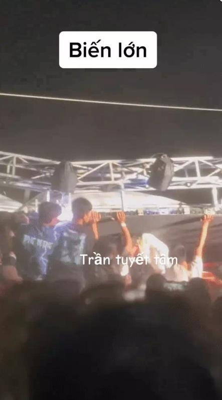 TiTi HKT bị màn hình led đè trúng người khi đang biểu diễn-2