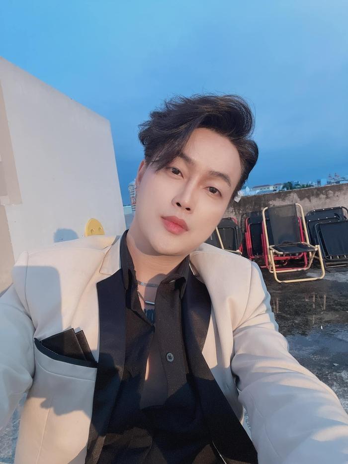 TiTi HKT bị màn hình led đè trúng người khi đang biểu diễn-3