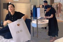 Vợ cầu thủ Duy Mạnh đi chân trần mua đồ Dior 200 triệu đồng