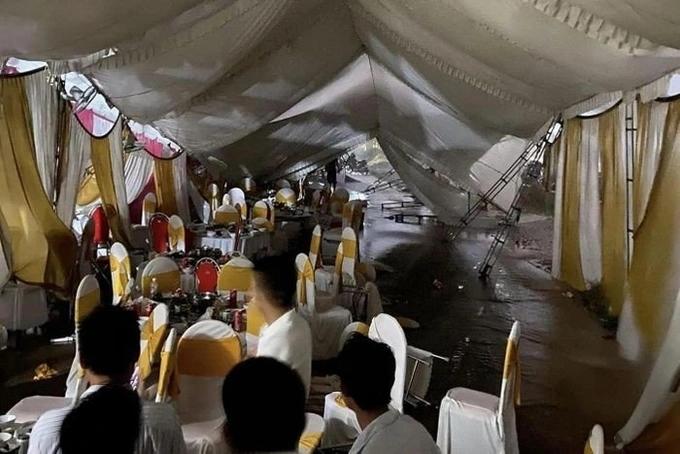 Lốc xoáy hất tung rạp cưới, cả trăm thực khách bỏ chạy-1