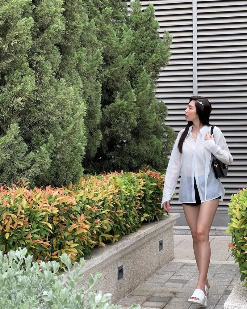 Hoa hậu nào được khen có đôi chân đẹp như Thủy thủ Mặt trăng khi mặc short?-1