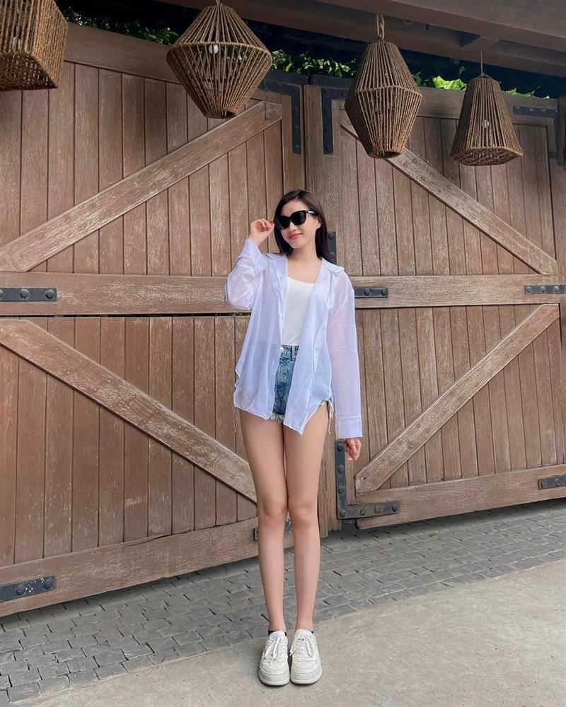 Hoa hậu nào được khen có đôi chân đẹp như Thủy thủ Mặt trăng khi mặc short?-2