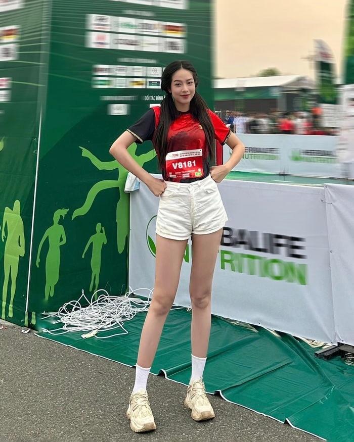 Hoa hậu nào được khen có đôi chân đẹp như Thủy thủ Mặt trăng khi mặc short?-3