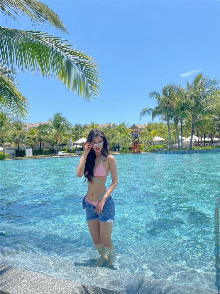 Hoa hậu nào được khen có đôi chân đẹp như Thủy thủ Mặt trăng khi mặc short?-8