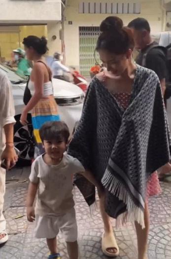 Hòa Minzy xuất hiện bên con nhưng khiến fan lo lắng về sức khỏe-1