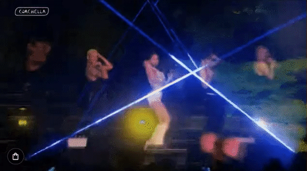 Jennie (BlackPink) bị tuột váy trên sân khấu-1