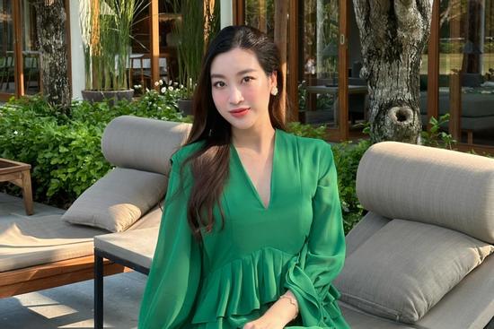 Đỗ Mỹ Linh khen chồng đã 'tốt nghiệp khóa chụp hình cho vợ'