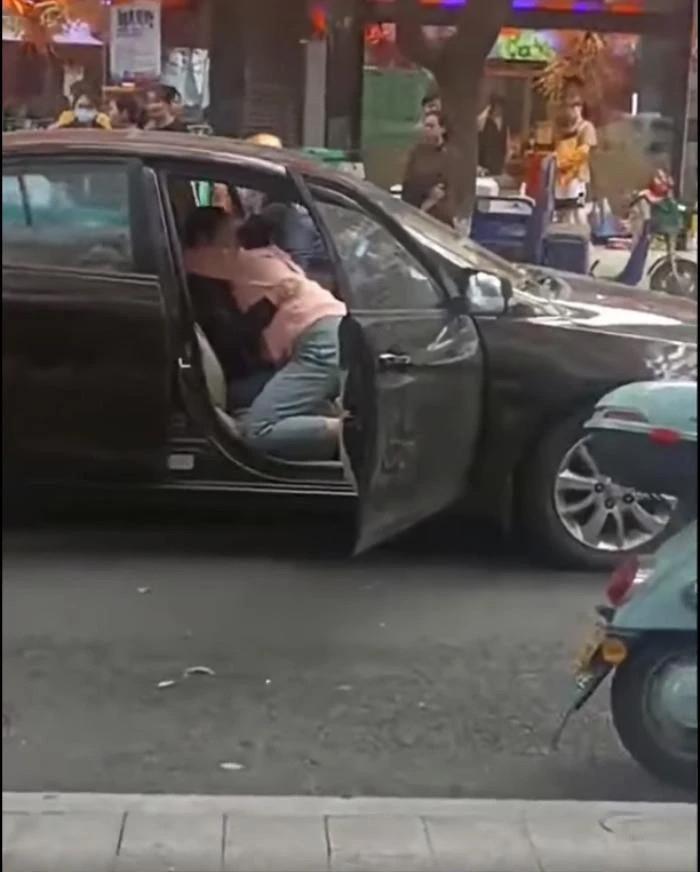 Vụ đánh ghen hiếm có: Vợ ôm nhân tình của chồng khóc nức nở-1