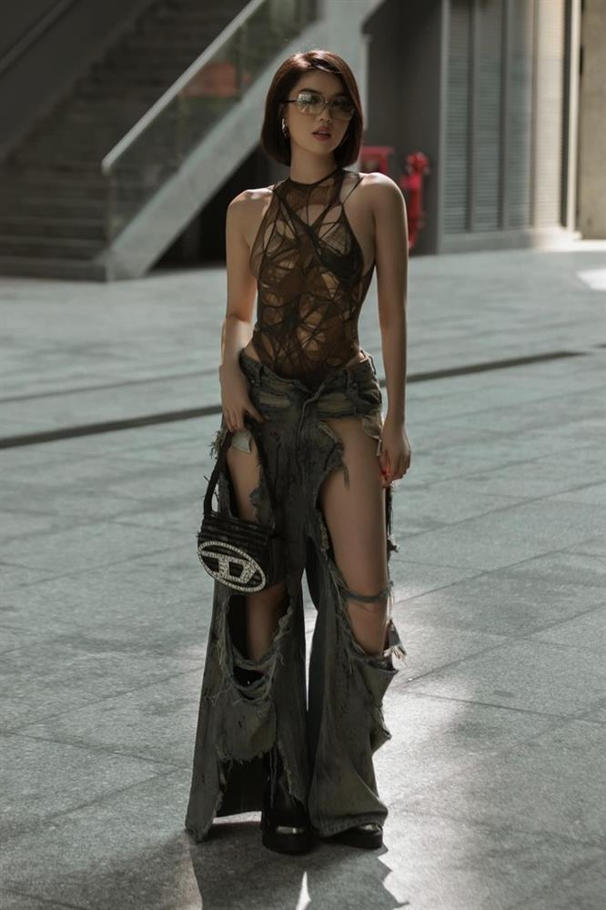 Sau HH Đỗ Hà, Ngọc Trinh diện mốt tả tơi, hở trên lộ dưới-3