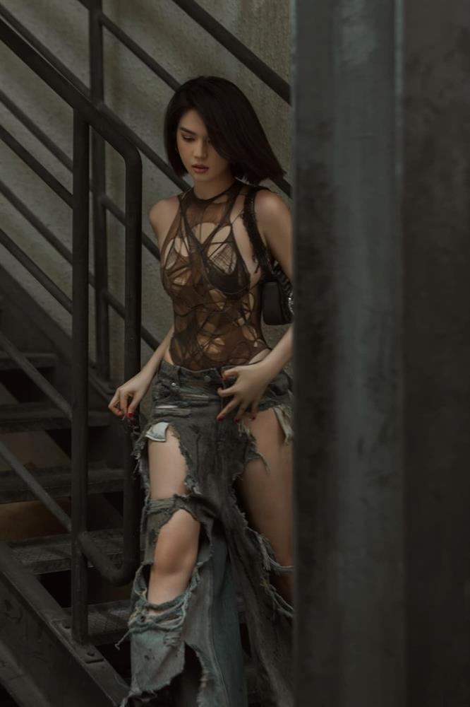 Sau HH Đỗ Hà, Ngọc Trinh diện mốt tả tơi, hở trên lộ dưới-4