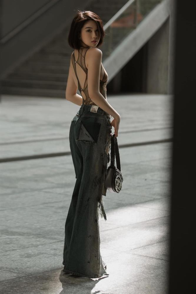 Sau HH Đỗ Hà, Ngọc Trinh diện mốt tả tơi, hở trên lộ dưới-5