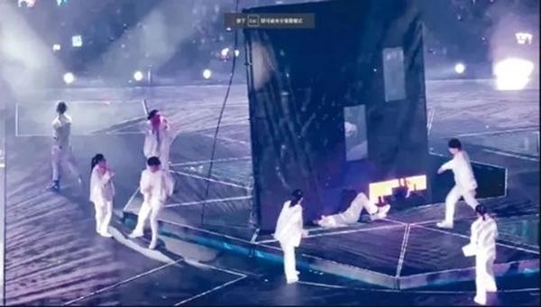 Tình trạng của vũ công bị màn hình LED 600kg rơi trúng người sau một năm-1