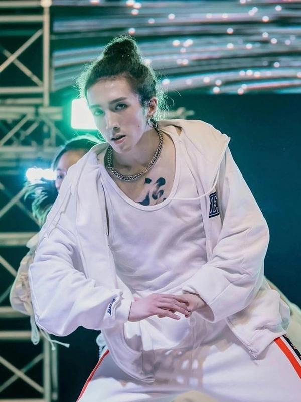 Tình trạng của vũ công bị màn hình LED 600kg rơi trúng người sau một năm-2