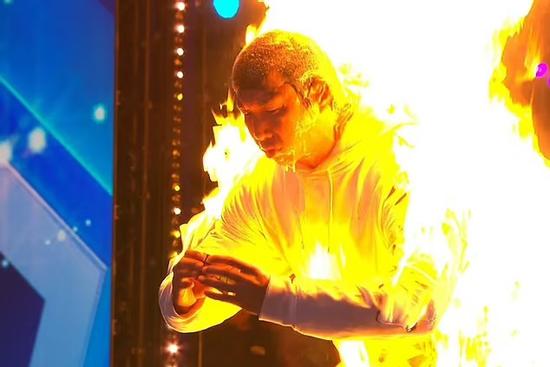 'Tìm Kiếm Tài Năng Anh' bị chỉ trích vì thí sinh vừa tự thiêu vừa giải rubik