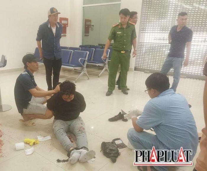 1 ngân hàng ở Bình Dương bị kẻ có súng xông vào cướp-1